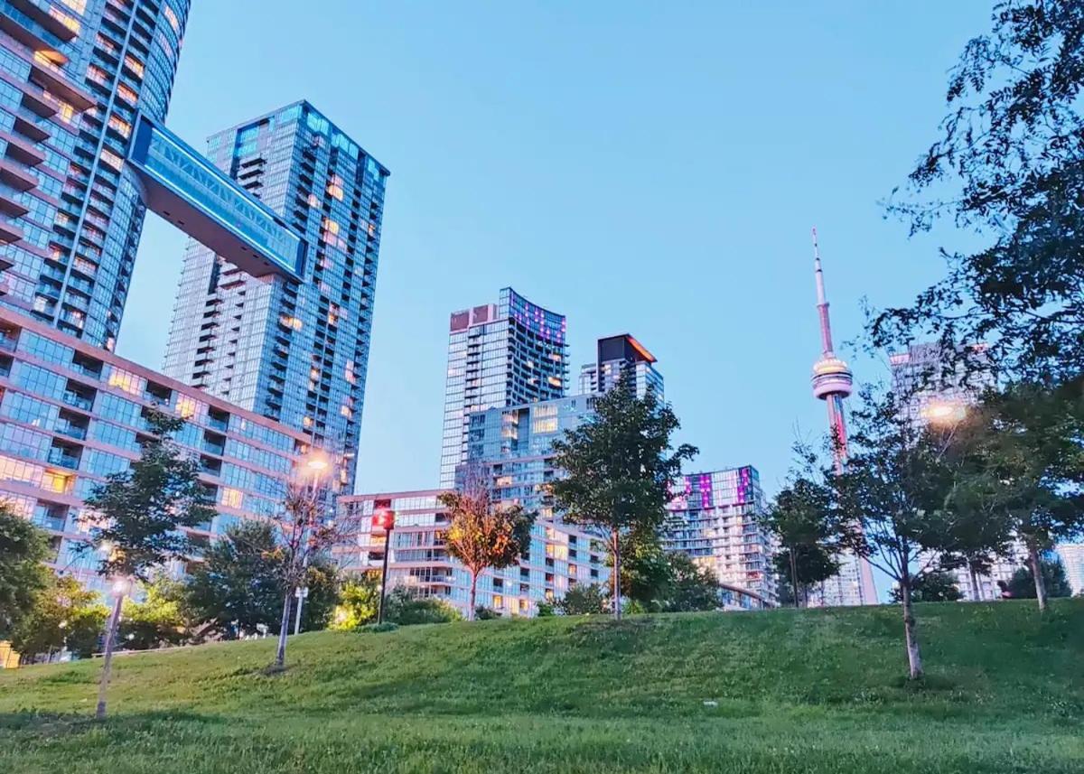 Upscale Downtown Toronto Condos By Cn Tower Экстерьер фото